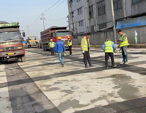 揭阳老材料的新故事：玻璃纤维土工格栅如何在‘白改黑’浪潮中重获新生？